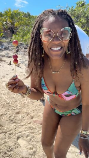 Tabitha Brown Instagram - Celebrating our Anniversary in the Bahamas and did some new things today!!!! We went to an iguana 🦎 island and fed them grapes!!! I even got @teamchancebrown to do it 😂. #tabithabrown #ididanewthing #iguanaisland #bahamas #chancebrown
P.S.  Abitha and Gunitha is out here!!!