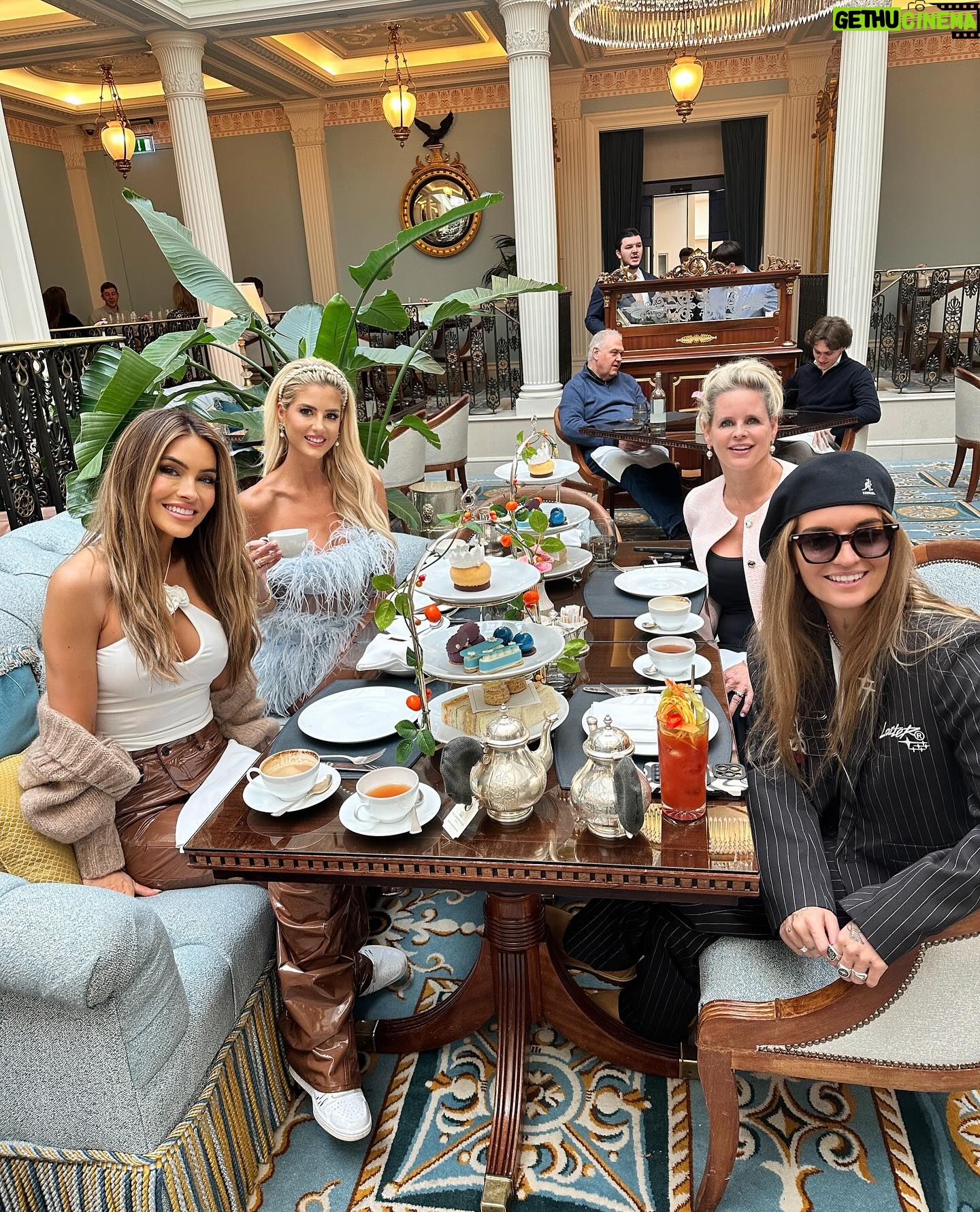 Chrishell Stause Instagram - London crew is here!!! The love I have for this table 🥹
Ticket link is in my bio & story for anyone that wants to see us all live Tuesday night here at the Palladium! Can not wait!
#London #Londontravels #thepalladium #palladium #squad