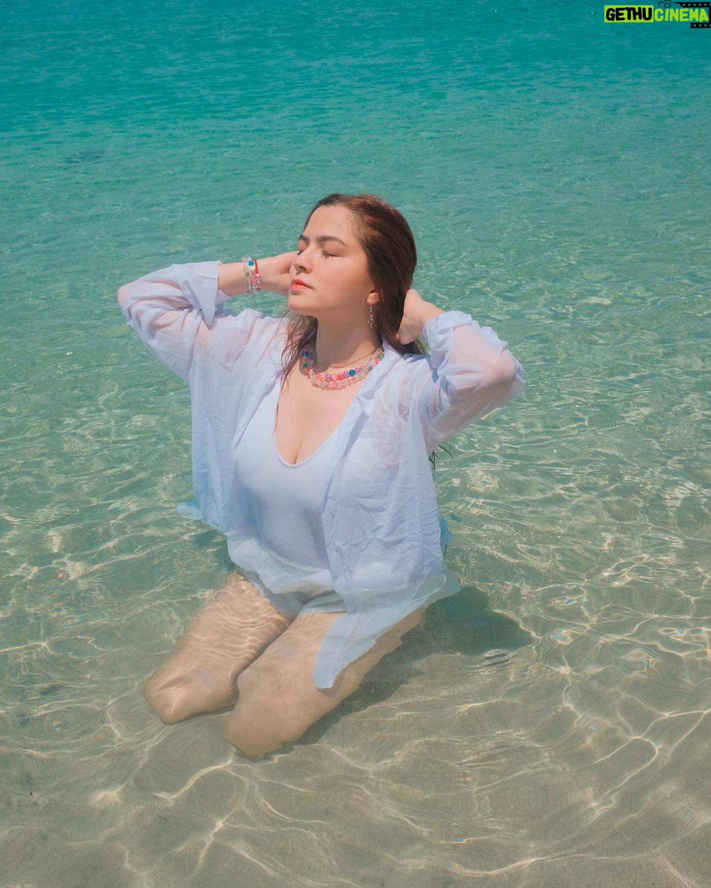 Alexa Ilacad Instagram - Girls just wanna have SUN!! ☀️ 🌊🐚🌸
@picosandshotel.official