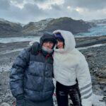 Aitana Instagram - “akureyri” está fueraaaaaaa 🧊🥹

quiero dedicar este post a todo el pedazo de equipo que hay detrás💭

primero a sebas @sebastianyatra , por acompañarme en el camino desde que literalmente empecé, por confiar en mi desde el principio… no ha sido un camino fácil (está clarísimo jajajaja) pero ahí has estado siempre tú 😇 está es la tercera canción que sacamos juntos, sabes que te admiro como artista pero sobre todo como persona. 
Gracias por haber hecho realidad este sueño de colaboración que empezamos en Islandia y acabamos en México, esta canción que se va a quedar ya marcada en el corazón de muchas personas (lo sé). 

Gracias a Mauricio ( @calidandee ) y Andrés ( @andrestorrest ) por acabar de darle vida a algo tan importante para mí, siempre ahí desde el principio también 🥲.

Bueno…. @felixbollain , a parte de haber descubierto al MEJOR director, qué placer llevarme un amigo de todo esto. 
Ahí estuviste en Los Ángeles cuando grabamos la canción y terminamos todos juntos en Islandia grabando el vídeo. 
Entendiendo a la perfección lo importante que era para nosotros esta canción, sabiéndolo plasmar tan bien en este videoclip… te admiro y quiero. 
Gracias por haber hecho realidad el mejor videoclip que yo tengo. GRACIAS A @habemusroma y @oromagosa 🚀⭐️ 

a todo mi equipo, @nurandreu PRIMER LANZAMIENTO SUPERADO!!!!!! gracias por todo 💭❤️, @universalmusicspain @universalmusicgroup @gtstalentspain por ser mi familia.
A Jesús López y @narcisrebollo por apoyarme en cada lanzamiento como lo hacéis. 
Alicia Arauzo  @mikitoran @albertquinta @mak3noise @valle_es_valle @celiatutor EQUIPAZO EQUIPAZO EQUIPAZO ❤️‍🔥

a mi equipo de glam también, que estuvisteis ahí a tope, apoyando y siendo los mejores @jesusdepaula y @fer.martinez.mk 💘💭
vestuario @isagreece y Alex Gil🥹 un sueño todo😩

gracias a todo el equipazo de sebas también, por ponerlo tan fácil💭🙏🏼 
@rayrayacosta @sacebaldr 

 y pero último pero no menos importante (de hecho todo lo contrario a menos importante🫠) equipo técnico del vídeo, gracias infinitas, qué viajazo nos pegamos todos💘 (los tenéis a todxs etiquetados en la publicación anterior, echarle un ojo porque vaya EQUIPAZO).