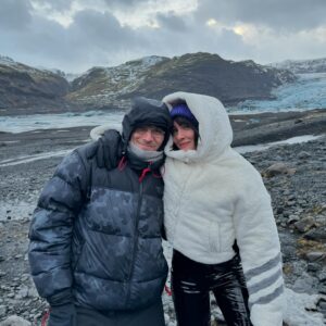 Aitana Instagram - “akureyri” está fueraaaaaaa 🧊🥹

quiero dedicar este post a todo el pedazo de equipo que hay detrás💭

primero a sebas @sebastianyatra , por acompañarme en el camino desde que literalmente empecé, por confiar en mi desde el principio… no ha sido un camino fácil (está clarísimo jajajaja) pero ahí has estado siempre tú 😇 está es la tercera canción que sacamos juntos, sabes que te admiro como artista pero sobre todo como persona. 
Gracias por haber hecho realidad este sueño de colaboración que empezamos en Islandia y acabamos en México, esta canción que se va a quedar ya marcada en el corazón de muchas personas (lo sé). 

Gracias a Mauricio ( @calidandee ) y Andrés ( @andrestorrest ) por acabar de darle vida a algo tan importante para mí, siempre ahí desde el principio también 🥲.

Bueno…. @felixbollain , a parte de haber descubierto al MEJOR director, qué placer llevarme un amigo de todo esto. 
Ahí estuviste en Los Ángeles cuando grabamos la canción y terminamos todos juntos en Islandia grabando el vídeo. 
Entendiendo a la perfección lo importante que era para nosotros esta canción, sabiéndolo plasmar tan bien en este videoclip… te admiro y quiero. 
Gracias por haber hecho realidad el mejor videoclip que yo tengo. GRACIAS A @habemusroma y @oromagosa 🚀⭐️ 

a todo mi equipo, @nurandreu PRIMER LANZAMIENTO SUPERADO!!!!!! gracias por todo 💭❤️, @universalmusicspain @universalmusicgroup @gtstalentspain por ser mi familia.
A Jesús López y @narcisrebollo por apoyarme en cada lanzamiento como lo hacéis. 
Alicia Arauzo  @mikitoran @albertquinta @mak3noise @valle_es_valle @celiatutor EQUIPAZO EQUIPAZO EQUIPAZO ❤️‍🔥

a mi equipo de glam también, que estuvisteis ahí a tope, apoyando y siendo los mejores @jesusdepaula y @fer.martinez.mk 💘💭
vestuario @isagreece y Alex Gil🥹 un sueño todo😩

gracias a todo el equipazo de sebas también, por ponerlo tan fácil💭🙏🏼 
@rayrayacosta @sacebaldr 

 y pero último pero no menos importante (de hecho todo lo contrario a menos importante🫠) equipo técnico del vídeo, gracias infinitas, qué viajazo nos pegamos todos💘 (los tenéis a todxs etiquetados en la publicación anterior, echarle un ojo porque vaya EQUIPAZO).