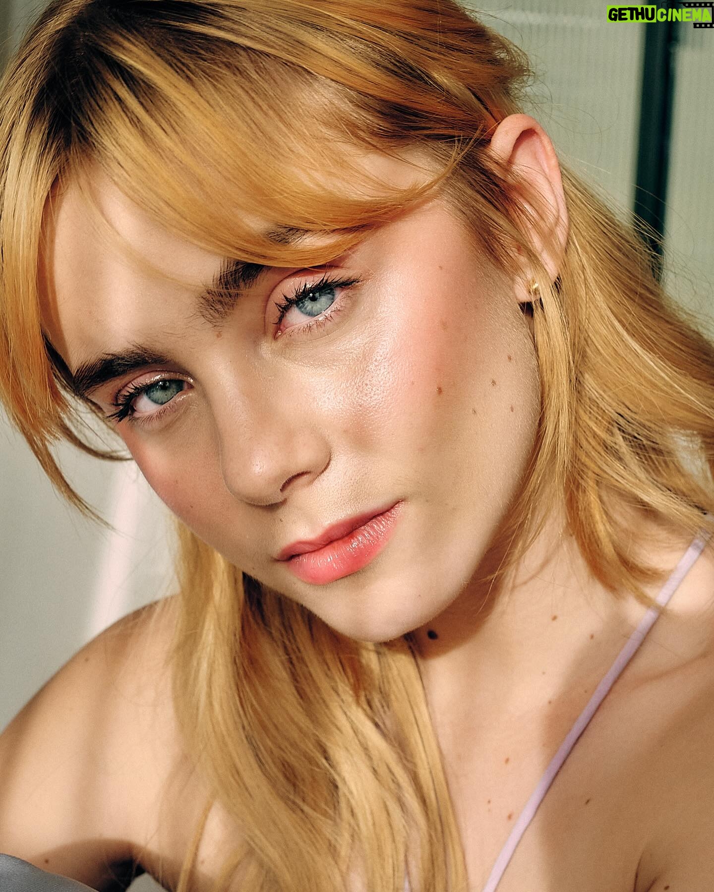 Clara Galle Instagram - Bonita la vida aquí 🌷 @armanibeauty #ArmaniMakeUp #publi