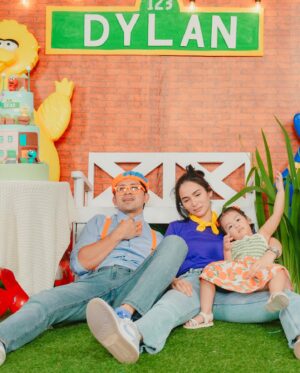 Jennylyn Mercado Instagram - Two years ago, you made us the happiest parents in the world.🥰 Happy 2nd birthday our little princess!😘🤍🎂 
Love, Mama Meekah and Papa Blippi. 
 
Photo: @niceprintphoto 
Studio: @conceptspacemnl 
Set Designer: @partycuratorsph 
Cake: @audreyspastries 
Ninang @charissetinionp 

#dylanjaydeho #mybabylove