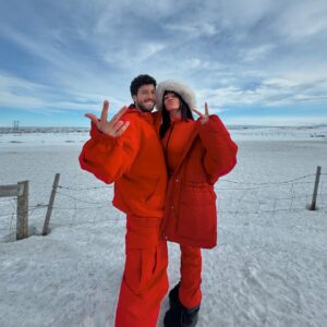 Aitana Instagram - “akureyri” está fueraaaaaaa 🧊🥹

quiero dedicar este post a todo el pedazo de equipo que hay detrás💭

primero a sebas @sebastianyatra , por acompañarme en el camino desde que literalmente empecé, por confiar en mi desde el principio… no ha sido un camino fácil (está clarísimo jajajaja) pero ahí has estado siempre tú 😇 está es la tercera canción que sacamos juntos, sabes que te admiro como artista pero sobre todo como persona. 
Gracias por haber hecho realidad este sueño de colaboración que empezamos en Islandia y acabamos en México, esta canción que se va a quedar ya marcada en el corazón de muchas personas (lo sé). 

Gracias a Mauricio ( @calidandee ) y Andrés ( @andrestorrest ) por acabar de darle vida a algo tan importante para mí, siempre ahí desde el principio también 🥲.

Bueno…. @felixbollain , a parte de haber descubierto al MEJOR director, qué placer llevarme un amigo de todo esto. 
Ahí estuviste en Los Ángeles cuando grabamos la canción y terminamos todos juntos en Islandia grabando el vídeo. 
Entendiendo a la perfección lo importante que era para nosotros esta canción, sabiéndolo plasmar tan bien en este videoclip… te admiro y quiero. 
Gracias por haber hecho realidad el mejor videoclip que yo tengo. GRACIAS A @habemusroma y @oromagosa 🚀⭐️ 

a todo mi equipo, @nurandreu PRIMER LANZAMIENTO SUPERADO!!!!!! gracias por todo 💭❤️, @universalmusicspain @universalmusicgroup @gtstalentspain por ser mi familia.
A Jesús López y @narcisrebollo por apoyarme en cada lanzamiento como lo hacéis. 
Alicia Arauzo  @mikitoran @albertquinta @mak3noise @valle_es_valle @celiatutor EQUIPAZO EQUIPAZO EQUIPAZO ❤️‍🔥

a mi equipo de glam también, que estuvisteis ahí a tope, apoyando y siendo los mejores @jesusdepaula y @fer.martinez.mk 💘💭
vestuario @isagreece y Alex Gil🥹 un sueño todo😩

gracias a todo el equipazo de sebas también, por ponerlo tan fácil💭🙏🏼 
@rayrayacosta @sacebaldr 

 y pero último pero no menos importante (de hecho todo lo contrario a menos importante🫠) equipo técnico del vídeo, gracias infinitas, qué viajazo nos pegamos todos💘 (los tenéis a todxs etiquetados en la publicación anterior, echarle un ojo porque vaya EQUIPAZO).