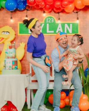 Jennylyn Mercado Instagram - Two years ago, you made us the happiest parents in the world.🥰 Happy 2nd birthday our little princess!😘🤍🎂 
Love, Mama Meekah and Papa Blippi. 
 
Photo: @niceprintphoto 
Studio: @conceptspacemnl 
Set Designer: @partycuratorsph 
Cake: @audreyspastries 
Ninang @charissetinionp 

#dylanjaydeho #mybabylove