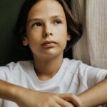 Ayza Anokhina Instagram – Этот год был самым сложным в моем материнстве. Год, когда у меня 100 раз опускались руки и 101 поднимались. Мой план быть матерью «само совершенство» трещит по шву, когда ты «отрабатываешь» свое «мастерство» на детях 😹 этот год научил меня многому, благодаря одному человеку – Долматову Сами Алексеевичу. Он научил меня, что любить можно, будучи совершенно не согласным с ним, а именно так выстраивается наше общение с Сэмом)) мы все время друг с другом не согласны, но наша связь чувствуется даже вам, людям, которые нас не знают. Мы всегда за одно! Но всегда против друг друга)) уж слишком похожего на себя сына я родила 😹 а теперь о хорошем) 
14 лет назад родился Сэм. Всю беременность я называла его Элси) именно такое имя я мечтала с детства дать своему первенцу. Но есть же еще отец и его мнение надо было учитывать) поэтому он стал Сами. Это был самый долгожданный малыш 😍 я знала каким он будет! Представляла его волосы, глаза, губы и даже родинка над губой. Знала, что у него будет сильный дух и правильные моральные ценности. Знала, что он будет не таким как я и его папа. И он не такой. Он умный, он не тщеславный, он не лицемерит и умеет постоять за себя и за своих близких. У Сэма сложная судьба.. быть нашим сыном не просто 😔 но, Бог свидетель, я каждый день делаю все, чтобы увидеть улыбку на его лице. Мое чувство вины никуда не денется, это я тоже знаю. Но судьба моего мальчика сложилась так и я уже ничего не могу исправить. Поэтому учу его любить как можно сильнее! 
Сегодня Сэму исполнилось 14 лет и я хочу пожелать ему лишь одного.. подольше оставаться маленьким. Именно этого ему не хватает. Его родители были слишком инфантильны, поэтому Сами вырос слишком быстро. А мне так хочется видеть его малышом ❤️
Я бы еще миллион слов написала бы про Сэма) но он и так в шоке, что его жизнь на виду)) 😹 просто не хотела нарушать традицию публичных поздравлений)
Давайте все поздравим мою гордость, моего сына и мою самую большую веру в будущее с днем рождения) знаю, что ему будет очень приятно) ❤️