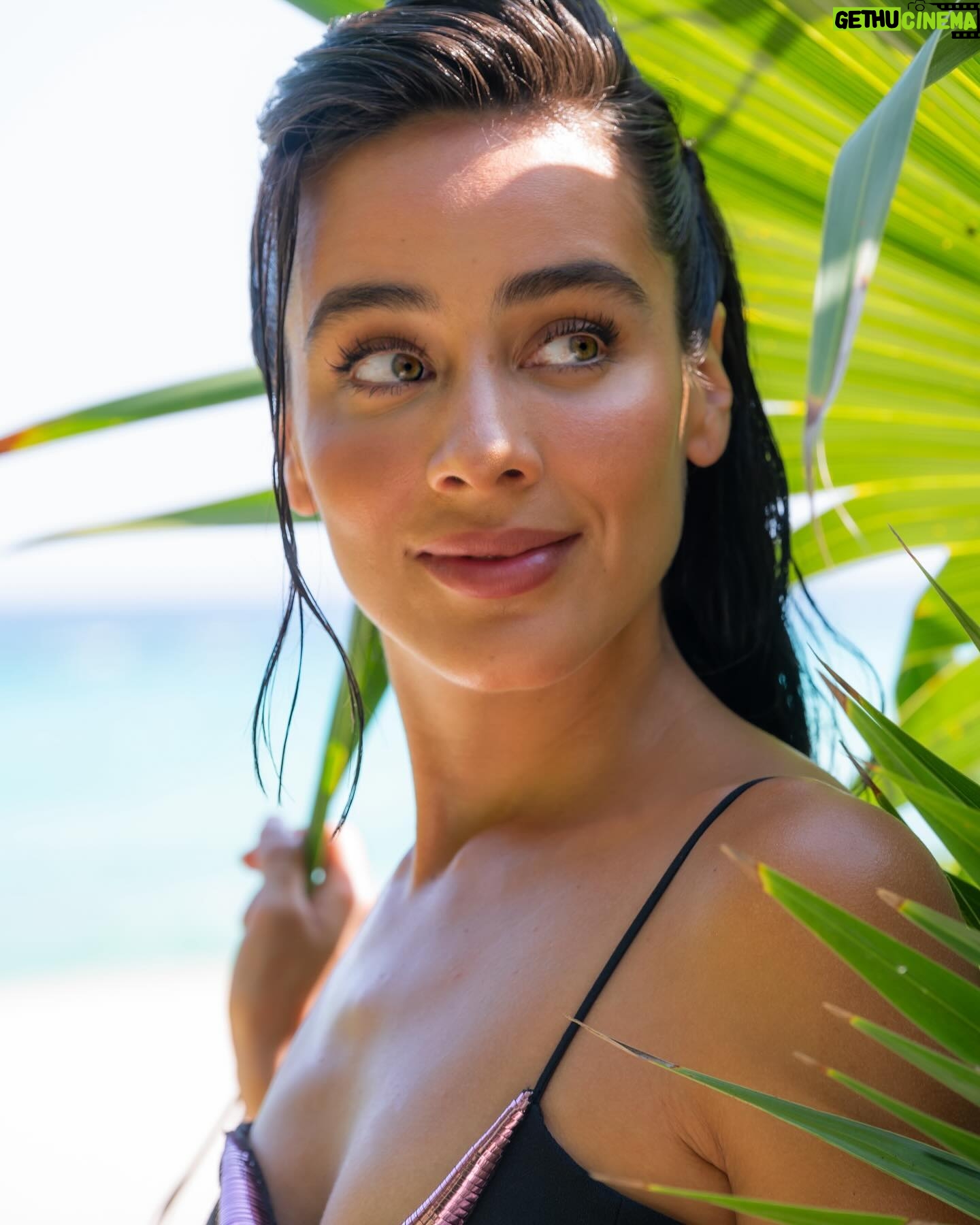 Esmeralda Pimentel Instagram - LOS SUEÑOS SÍ SE HACEN REALIDAD!
Todavía siento que estoy flotando!
Hace dos años me invitaron por primera vez a los @premios_platino en Madrid y tuve el honor de entregar el premio por mejor interpretación a Blanca Portillo y a Javier Bardem 🤯!
Ese día, sentada en la butaca del IFEMA, envié mi deseo al universo. Jamás imaginé que tan solo dos años después, estaría en mi país 🇲🇽, en Xcaret, conduciendo la gala número 11✨ (mi número de la suerte), al lado de la mujer más generosa y talentosa @majidaissa 🇨🇴💖✨
LA PRIMERA VEZ QUE DOS MUJERES CONDUCEN LOS @premios_platino 💥💥💥
Gracias, hermanita por sostenerme,por nuestras pláticas, por secarme las lágrimas, por llenarme de fortaleza, por hacerlo tan divertido, por no soltarnos de la mano (literalmente 😂). Te adoro!
Gracias a todo el equipo por confiar en mí, por cada risa y abrazo en el proceso, por ser mi familia. Les llevo por siempre en mi ❤️
A mis compañeras de viaje @claudia.cebrian @maydelmanager porque a su lado todo es posible. 🦋✨Por mucho más juntas! A @estachava por ser la mejor indiscutiblemente!
Gracias @irenemeritxell por capturar mis oraciones, mi ilusión y mis nervios! Por tus palabras de luz antes de irme a la alfombra.
SOY AFORTUNADA Y SÍ ME DOY CUENTA! ☀️ @majidaissa 🫶🏼
Styling: @_freddyalonso
Un Pelito: @ernestovargas_hair
Make up: @tereochoab
LARGA VIDA A LOS PREMIOS PLATINO!
#platinoxcaret #rivieramaya