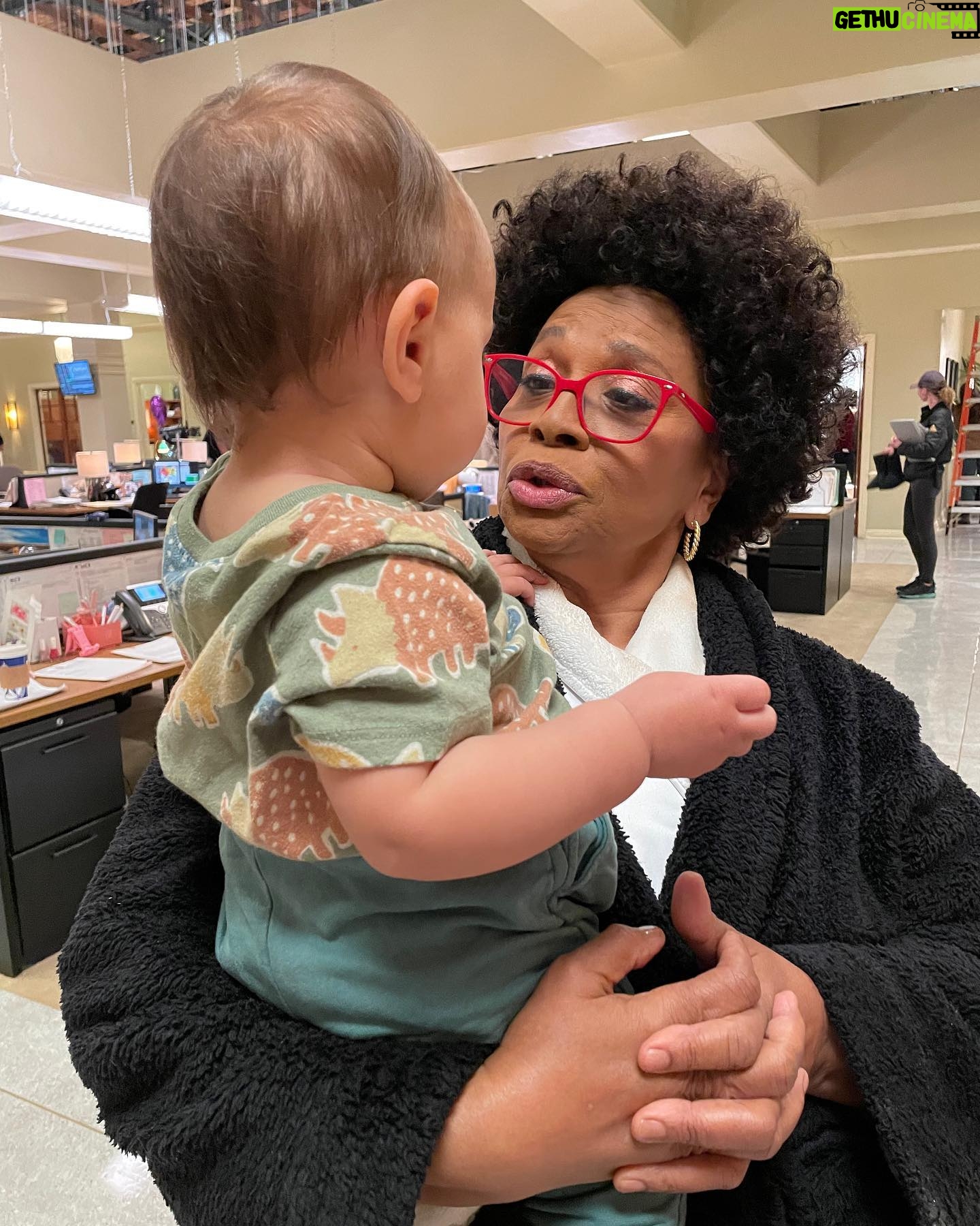 Gina Rodriguez Instagram - This season of @notdeadyetabc has been extra special. With extra special moments, an extra special cast and crew and tonight an extra special HOUR LONG SEASON FINALE. Tune in tonight on @abc YOUR SUPPORT MEANS THE WORLD TO ALL OF US. Charlie π included.