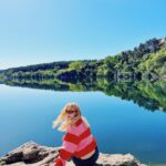 Clara Galle Instagram – Un soliloquio es una reflexión interior o en voz alta y a solas. Sí que estoy sola y loca cuando me hablo a mí misma por las mañanas y el cielo viste aún una franja rosa. La planta mira triste y mustia cómo primero echo agua a la cafetera. ¿Cuántas frases tendré aferradas en el estómago porque las mariposas no las quieren soltar? 
Viajo en tren porque ahí pienso más. Tomar el tren es como colocar el marca páginas al tiempo, cerrar la tapa y dejar descansar la vida ahí, hasta llegar a mi estación y retomar el libro.
¿Qué pasaría si en los ríos hubiera olas? A veces me gustaría convertir las frases estridentes que hacen algunas personas en el sonido del agua entre las rocas. 
Mi espejo es un lago y ahí es donde veo mis peces y mis algas. 
¿Las rocas se ponen de acuerdo para formar huecos perfectos por donde vislumbrar el cielo? 
“Ojalá poder fijar cada momento con un esfuerzo supremo. “
– C✨