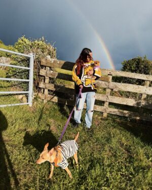Nathalie Odzierejko Instagram - Le jour où j’ai rencontré Lola il y avait un arc en ciel. 3 jours après l’accueil de la petite loutre, il y en a un magnifique aussi… c’est un signe ? 🌈