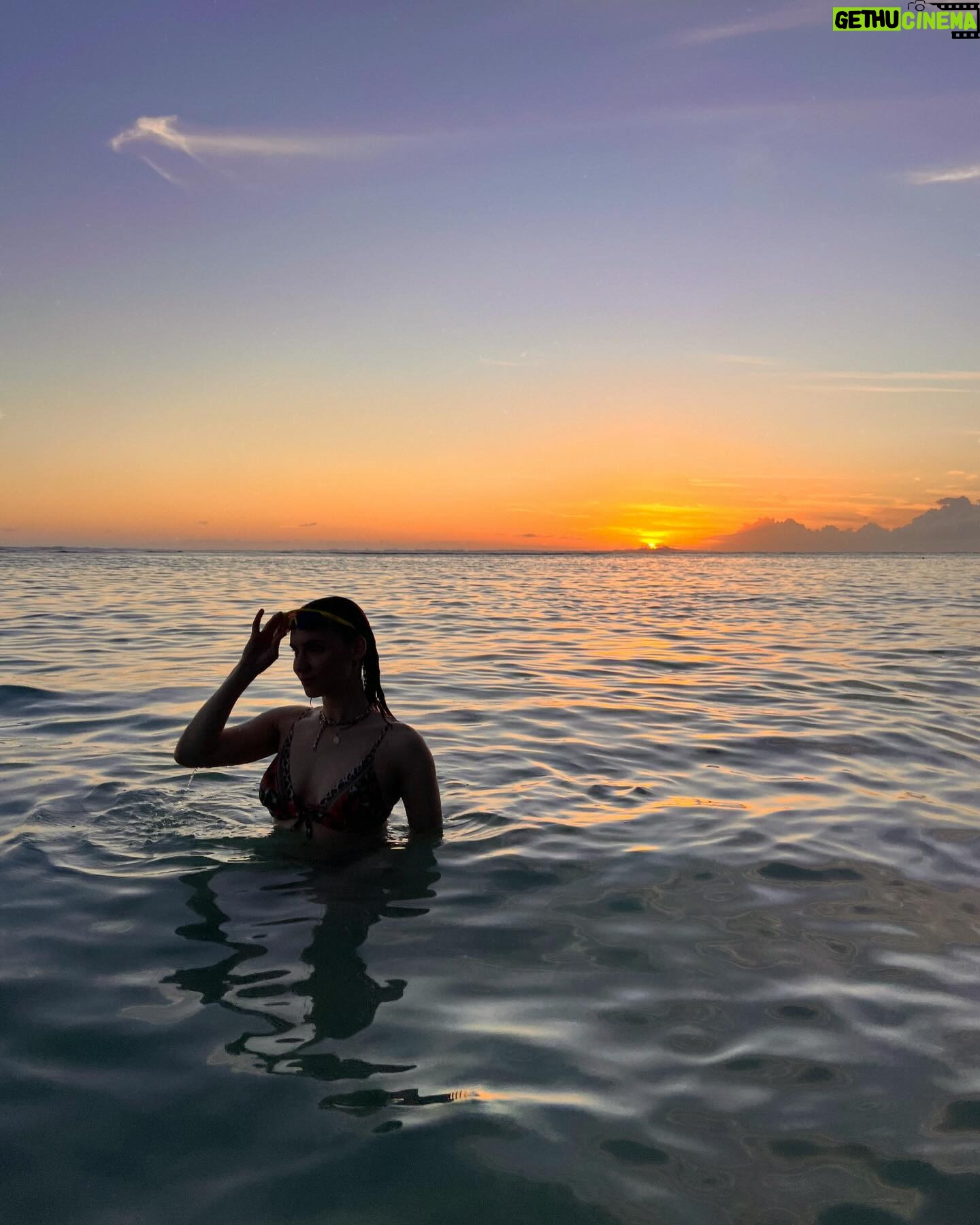 Nathalie Odzierejko Instagram - Moi et ma grosse noix de coco ( légende et photos by @gaellegd ) 🥥