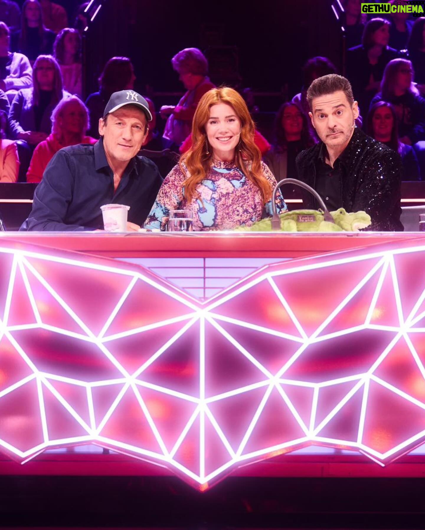 Palina Rojinski Instagram - !Achtung! Enthüllung:
Ich muss euch sagen, ich liebe diese Show! Leider ist @masked.singer.germany schon HALB rum, aber es macht GANZ viel Spaß! Die Spannung steigt und am Samstag geht das Rätseln um 20:15 auf @prosieben weiter. Was glaubt ihr, wer unter den Kostümen steckt?
Danke für die Fotos @immofuchs & den fancy Loooook @rominamann @alinaabegg @ziyadkb @aquazzura & se Glaaaam @teenatuning 💜🩷🩵