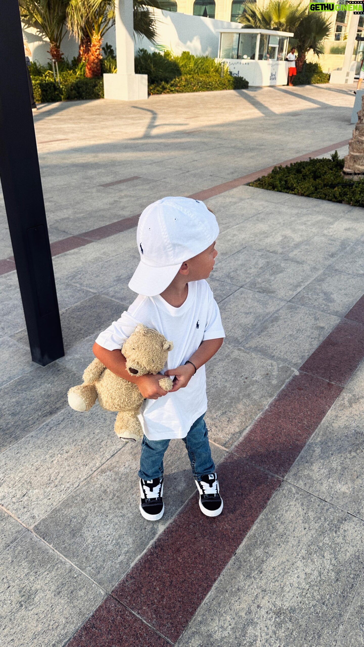 Stéphanie Durant Instagram - Nous 3 🫶🏼
Nous avons fait une nouvelle sélection sur Sarenza.com pour le printemps et surtout pour toute la famille 💘
Vous aimez nos looks ? Shoppez-les maintenant sur @sarenza et payez en 3 fois sans frais grâce à @klarna ☀️
|Collaboration commerciale|