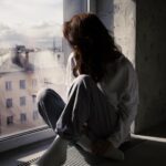 Ayza Anokhina Instagram – Вчера я услышала потрясающую фразу, которая доказала мне правильность принятых мною непростых решений. Передам ее вам…
«Чем больше вы говорите «нет», тем больше правильных «да» дает нам сама жизнь.»

Я не умею говорить НЕТ. Не умею отстаивать свои границы, не чувствую себя настолько значимой, чтобы отказать кому-то или просто не согласиться, поэтому я часто оказываюсь в ситуациях, которых могло бы и не быть, если бы я не боялась обидеть кого-то.
Но сейчас очередная точка, дальше которой идти просто нет возможности! Я физически не способна продолжать в таком же духе! Поэтому говорю громкое НЕТ всему, что не достойно ни минуты моего времени! 
Мне нужно больше ДА, искренних ДА.. не из-за жалости к кому-то (а я супер сердобольная дура), не из-за воспитания, не из-за доброты, которые граничит с шизофренией. И раз я выхожу из позиции жертвы, то и спасателем мне быть нельзя. Да я и не хочу. Очень сложно учиться жить новыми установками, сложно поменять себя в 39, но и ждать счастья, совершая одни и те же глупости, увы, но очень жалко с моей стороны)

Мне есть на чем сосредоточиться, моя прекрасная семья, любимая работа, друзья, которых мало, но они дают мне точку роста и вы) Вы большая часть моей жизни и вы многому меня научили и это имеет ценность для меня.

Вывод: пошли нахер все эти жалкие ублюдки, которые обесценивают тебя, но сами ничерта не сделали даже для себя! Не поверите, но абьюзить могут не только партнеры) но и родственники) Слава Богу, что хоть не кровные) так что пока пока) 

Photo by @lena_aleeksandrova