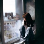 Ayza Anokhina Instagram – Вчера я услышала потрясающую фразу, которая доказала мне правильность принятых мною непростых решений. Передам ее вам…
«Чем больше вы говорите «нет», тем больше правильных «да» дает нам сама жизнь.»

Я не умею говорить НЕТ. Не умею отстаивать свои границы, не чувствую себя настолько значимой, чтобы отказать кому-то или просто не согласиться, поэтому я часто оказываюсь в ситуациях, которых могло бы и не быть, если бы я не боялась обидеть кого-то.
Но сейчас очередная точка, дальше которой идти просто нет возможности! Я физически не способна продолжать в таком же духе! Поэтому говорю громкое НЕТ всему, что не достойно ни минуты моего времени! 
Мне нужно больше ДА, искренних ДА.. не из-за жалости к кому-то (а я супер сердобольная дура), не из-за воспитания, не из-за доброты, которые граничит с шизофренией. И раз я выхожу из позиции жертвы, то и спасателем мне быть нельзя. Да я и не хочу. Очень сложно учиться жить новыми установками, сложно поменять себя в 39, но и ждать счастья, совершая одни и те же глупости, увы, но очень жалко с моей стороны)

Мне есть на чем сосредоточиться, моя прекрасная семья, любимая работа, друзья, которых мало, но они дают мне точку роста и вы) Вы большая часть моей жизни и вы многому меня научили и это имеет ценность для меня.

Вывод: пошли нахер все эти жалкие ублюдки, которые обесценивают тебя, но сами ничерта не сделали даже для себя! Не поверите, но абьюзить могут не только партнеры) но и родственники) Слава Богу, что хоть не кровные) так что пока пока) 

Photo by @lena_aleeksandrova