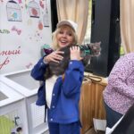 Valeriya Instagram - Который год подряд в рамках фестиваля "Московские сезоны" проходят благотворительные ярмарки в поддержку приютов для животных. На Цветном бульваре расположились павильоны с четвероногими друзьями, киоски, где можно купить корм для тех, кто содержится в приютах, салон красоты для собак и кошек, передвижная ветеринарная клиника, где можно сделать прививки своему питомцу и поставить сертифицированный чип, игровые площадки для малышей, которые с удовольствием приходят с родителями, чтобы пообщаться с этими милыми животными. В ходе акции каждый год несколько десятков четвероногих обретают свой дом и хозяина. В этом году специальный проект продлится с 28 апреля по 1 мая. Побывав там сегодня, могу сказать, что атмосфера праздника и концентрированной доброты и любви не оставит никого равнодушным. Лужайки, шашлыки, игровые зоны только усиливают впечатление. #московскиесезоны #пасхальныйдар