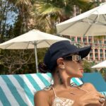 Ayza Anokhina Instagram – Это я смотрю на всех этих нежных и обидчивых людей, кому уже давно забронирован номер люкс в аду 😹😅🥴 
У вас есть такие знакомые?))