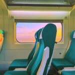 Clara Galle Instagram – Un soliloquio es una reflexión interior o en voz alta y a solas. Sí que estoy sola y loca cuando me hablo a mí misma por las mañanas y el cielo viste aún una franja rosa. La planta mira triste y mustia cómo primero echo agua a la cafetera. ¿Cuántas frases tendré aferradas en el estómago porque las mariposas no las quieren soltar? 
Viajo en tren porque ahí pienso más. Tomar el tren es como colocar el marca páginas al tiempo, cerrar la tapa y dejar descansar la vida ahí, hasta llegar a mi estación y retomar el libro.
¿Qué pasaría si en los ríos hubiera olas? A veces me gustaría convertir las frases estridentes que hacen algunas personas en el sonido del agua entre las rocas. 
Mi espejo es un lago y ahí es donde veo mis peces y mis algas. 
¿Las rocas se ponen de acuerdo para formar huecos perfectos por donde vislumbrar el cielo? 
“Ojalá poder fijar cada momento con un esfuerzo supremo. “
– C✨
