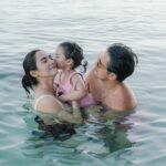 Jennylyn Mercado Instagram – Starting our day with laughter and kisses. Good morning!☀️🐚🥰 #vitaminsea #familytime #dylanjaydeho 

📸: @donniemagbanua