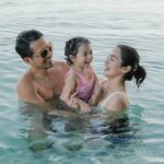 Jennylyn Mercado Instagram – Starting our day with laughter and kisses. Good morning!☀️🐚🥰 #vitaminsea #familytime #dylanjaydeho 

📸: @donniemagbanua