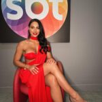 Aline Mineiro Instagram - Sente o clima de mais um domingo aqui no SHOW DE CALOUROS no @pgmsilviosantos 🥹❤️ 

Aaaaaah como eu amo o meu trabalho! Hoje nós arrasamos em turma 😜

Vestido @_anystore 
Make @correiamakeup