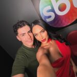 Aline Mineiro Instagram - Sente o clima de mais um domingo aqui no SHOW DE CALOUROS no @pgmsilviosantos 🥹❤️ 

Aaaaaah como eu amo o meu trabalho! Hoje nós arrasamos em turma 😜

Vestido @_anystore 
Make @correiamakeup