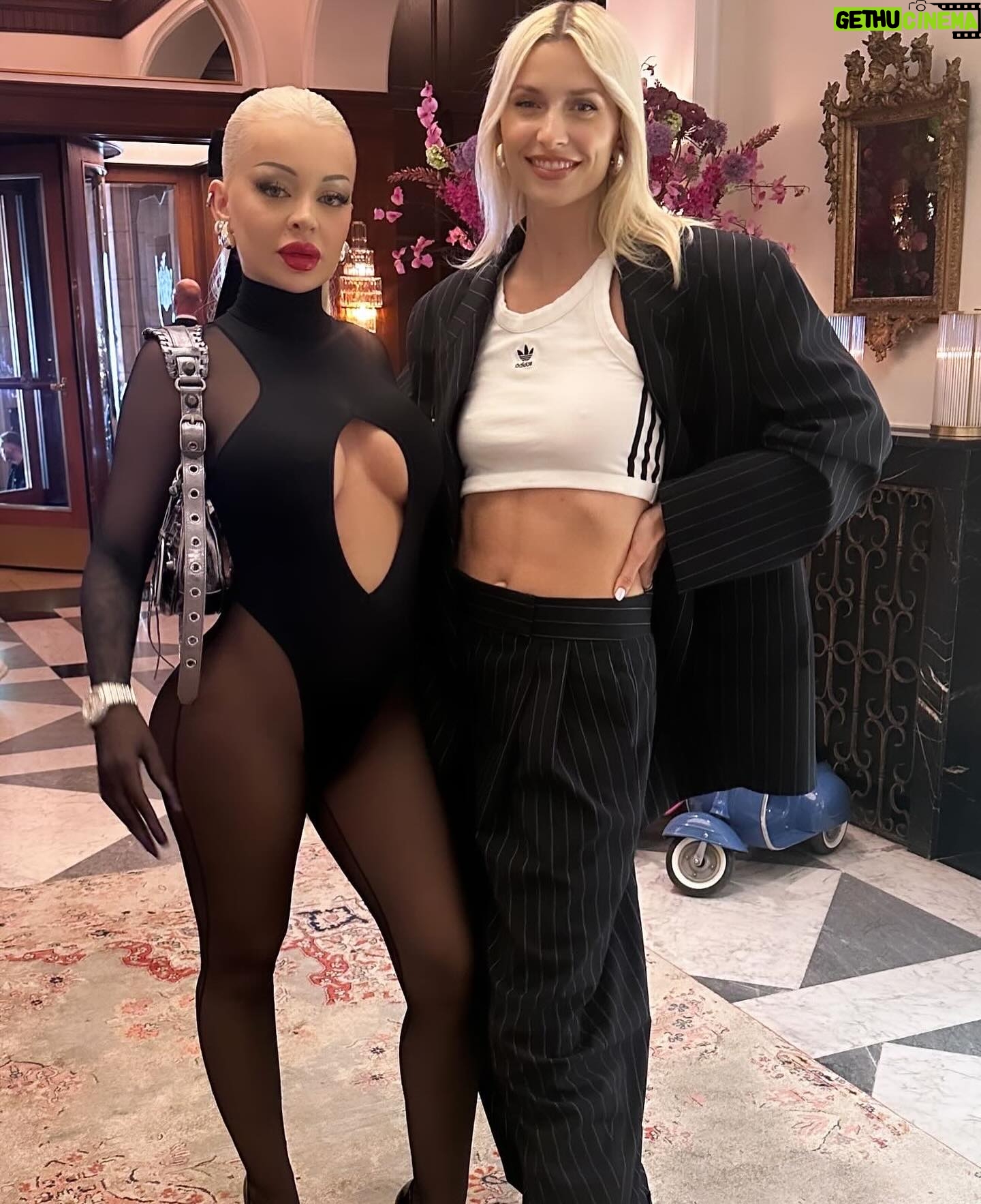 Lena Gercke Instagram - Some @officially_omr Madness 🥳🥳🥳 speaking on the red stage tomorrow, so excited to see you all there 🤍❤️