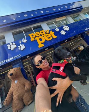 Aline Mineiro Instagram - ARRASTA PRO LADO ➡️
SEJA BEM-VINDO NINO 🥹❤️

Um neném muito especial que agora faz parte da nossa família! 
Nino é portador da síndrome do cão nadador e é o mais novo integrante, agora ele é um mineirinho 😅

Nós vamos fazer de tudo para dar a melhor qualidade de vida possível pra ele, buscando tratamentos adequados e dose extra de amor 🥰 
Quem sabe em breve o nino estará disponível para uma adoção responsável mais que especial 🥹

Obrigada @pegpetbrasil vocês são incríveis… sempre nos recebendo com todo carinho, amor e muita dedicação. 

Obrigada @jehh_araujo essa veterinária maravilhosa que nos atendeu 🙏🏼