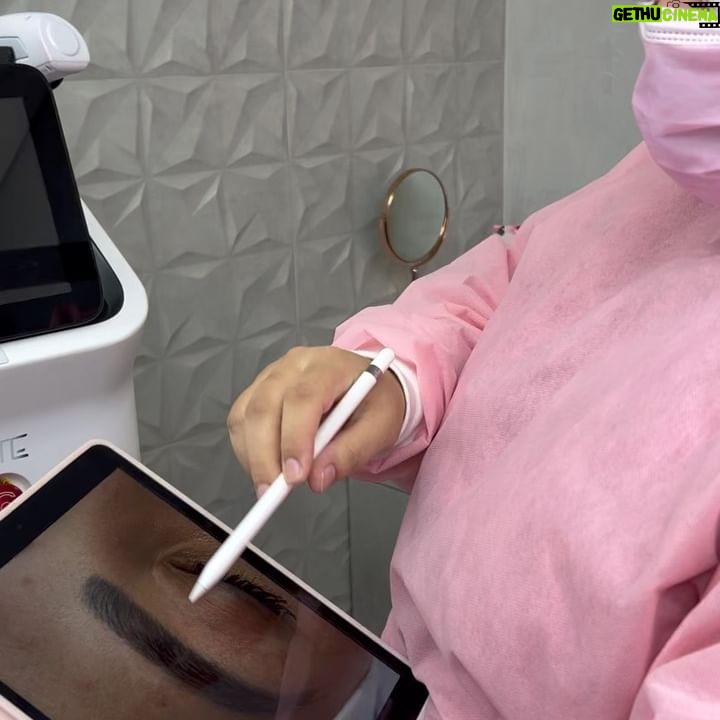 Aline Mineiro Instagram - Depois de muito tempo eu tomei coragem! 😱
Um carrossel diferenciado e cheio de vídeos pra mostrar o início do processo da remoção da pigmentação das minhas sobrancelhas com a @nataliabeauty ☺️
Não é fácil e também um pouquinho doloroso, mas vale a pena 🙌🏼
E você, também tem vontade de desfazer esse processo? Se SIM, Espero servir de inspiração ♥️