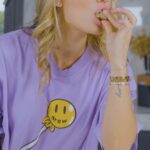 Jésica Cirio Instagram – ¡Guárdate esta receta! Para hacerla cuando quieras comer algo rico, fácil y saludable.
🍌🍫🍪

Torta de banana sin gluten

Necesitas
1 huevo.
1 banana pequeña.
1/4 taza (25 grs) harina de almendras.
1 cdita de polvo de hornear.
1 cdita de vainilla.
Chispas de chocolate sin azúcar.

Preparación
A un molde pequeño le agrego un poco de aceite. 
Luego pisar la banana hasta lograr una pasta y vas agregando todos los ingredientes, mezclando bien (así como lo ves en el video).
A lo último agrega las chispas de  chocolate si queres!

OPCIONES de Cocción:
♨️ Horno precalentado a 350* (180*C) por 20/25
mins
♨️ Microondas por 2 mins aprox.
♨️ Airfryer por 15/20 mins aprox.