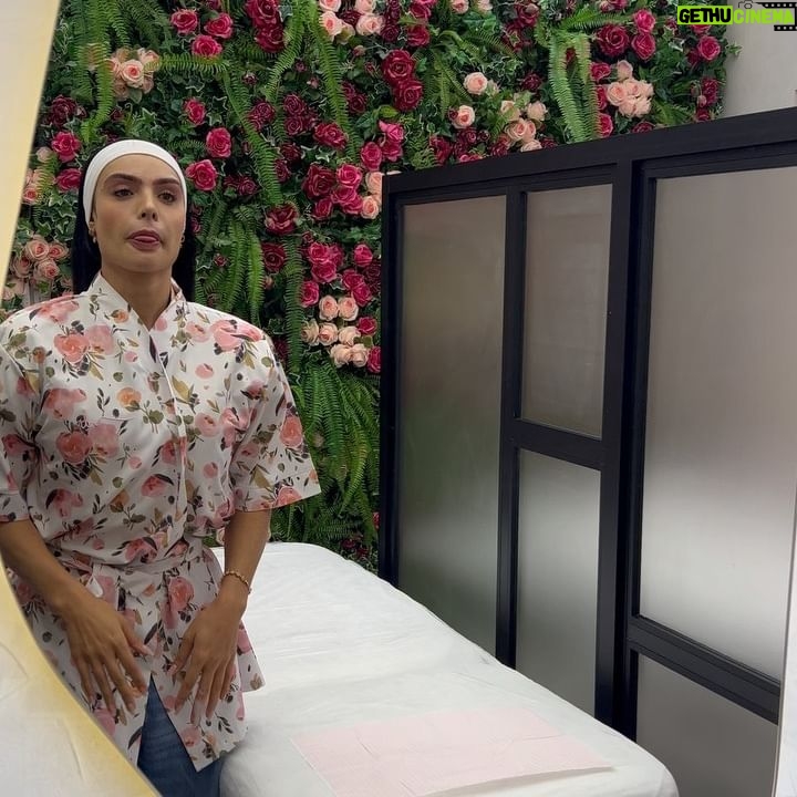 Aline Mineiro Instagram - Depois de muito tempo eu tomei coragem! 😱
Um carrossel diferenciado e cheio de vídeos pra mostrar o início do processo da remoção da pigmentação das minhas sobrancelhas com a @nataliabeauty ☺️
Não é fácil e também um pouquinho doloroso, mas vale a pena 🙌🏼
E você, também tem vontade de desfazer esse processo? Se SIM, Espero servir de inspiração ♥️