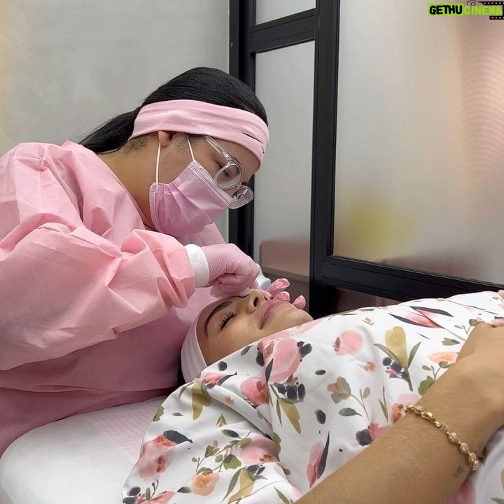 Aline Mineiro Instagram - Depois de muito tempo eu tomei coragem! 😱
Um carrossel diferenciado e cheio de vídeos pra mostrar o início do processo da remoção da pigmentação das minhas sobrancelhas com a @nataliabeauty ☺️
Não é fácil e também um pouquinho doloroso, mas vale a pena 🙌🏼
E você, também tem vontade de desfazer esse processo? Se SIM, Espero servir de inspiração ♥️