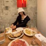 Hyomin Instagram - 맛있는 거 먹으러 갈 때 하의에 신경 많이 쓰는 편🤰🏻¨̮