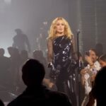Kylie Minogue Instagram - Sometimes we walk to break the tension 💚