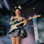 Mon Laferte Instagram – Terminamos el Tour por Latinoamérica y mi corazón no puede más de agradecimiento, en que momento pasó esto? Anoche en Nicaragua  mientras veía a las personas cantar pensé en lo bella que es la vida, con sus contrastes, a veces en la luz y otras en la oscuridad, pero vale la pena vivirla para atesorar momentos como el de anoche, gracias infinitas 
Gracias Guatemala, Nicaragua! 
Nos vamos ahora a USA 
Mañana celebramos mi cumpleaños en Chicago!!
