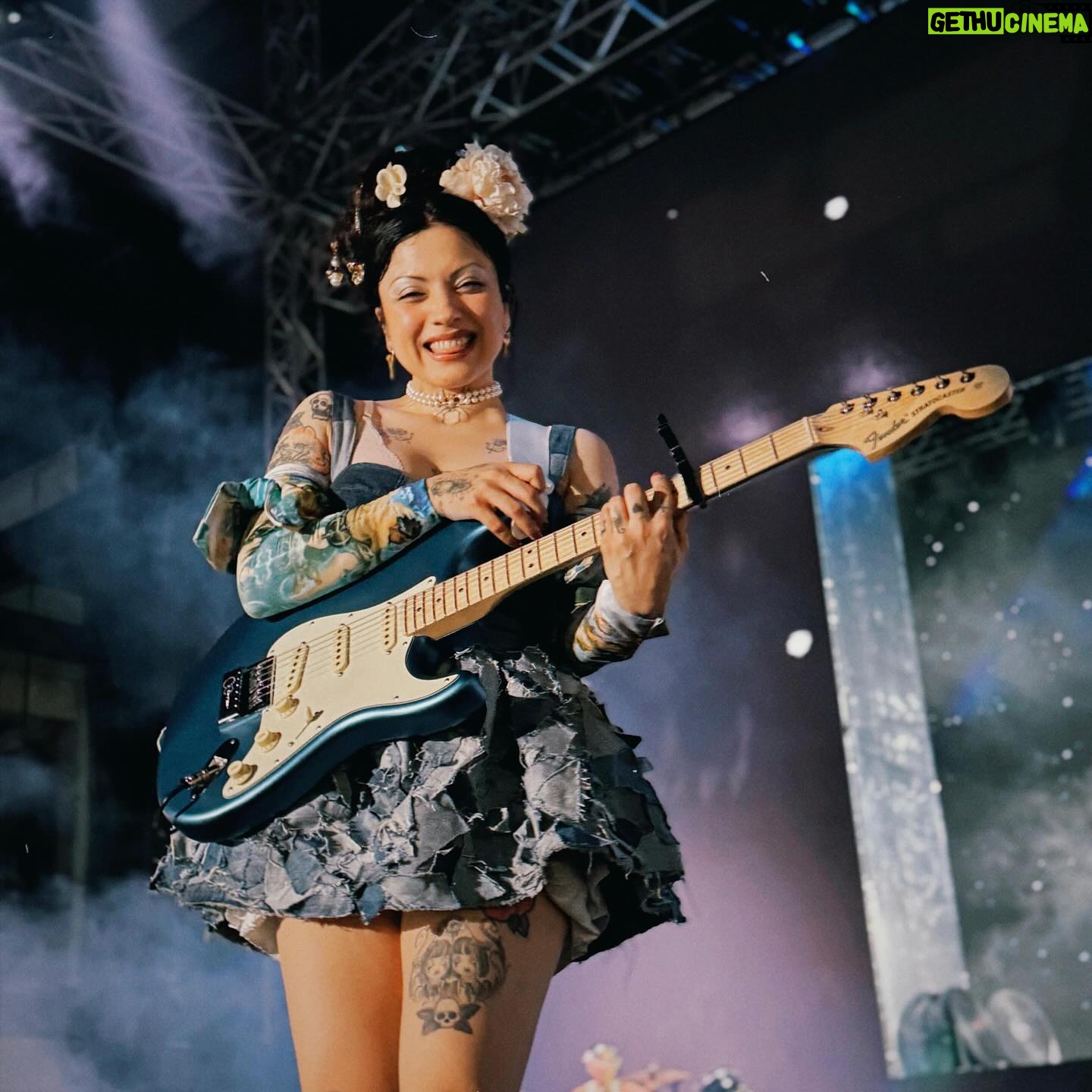 Mon Laferte Instagram - Terminamos el Tour por Latinoamérica y mi corazón no puede más de agradecimiento, en que momento pasó esto? Anoche en Nicaragua mientras veía a las personas cantar pensé en lo bella que es la vida, con sus contrastes, a veces en la luz y otras en la oscuridad, pero vale la pena vivirla para atesorar momentos como el de anoche, gracias infinitas
Gracias Guatemala, Nicaragua!
Nos vamos ahora a USA
Mañana celebramos mi cumpleaños en Chicago!!