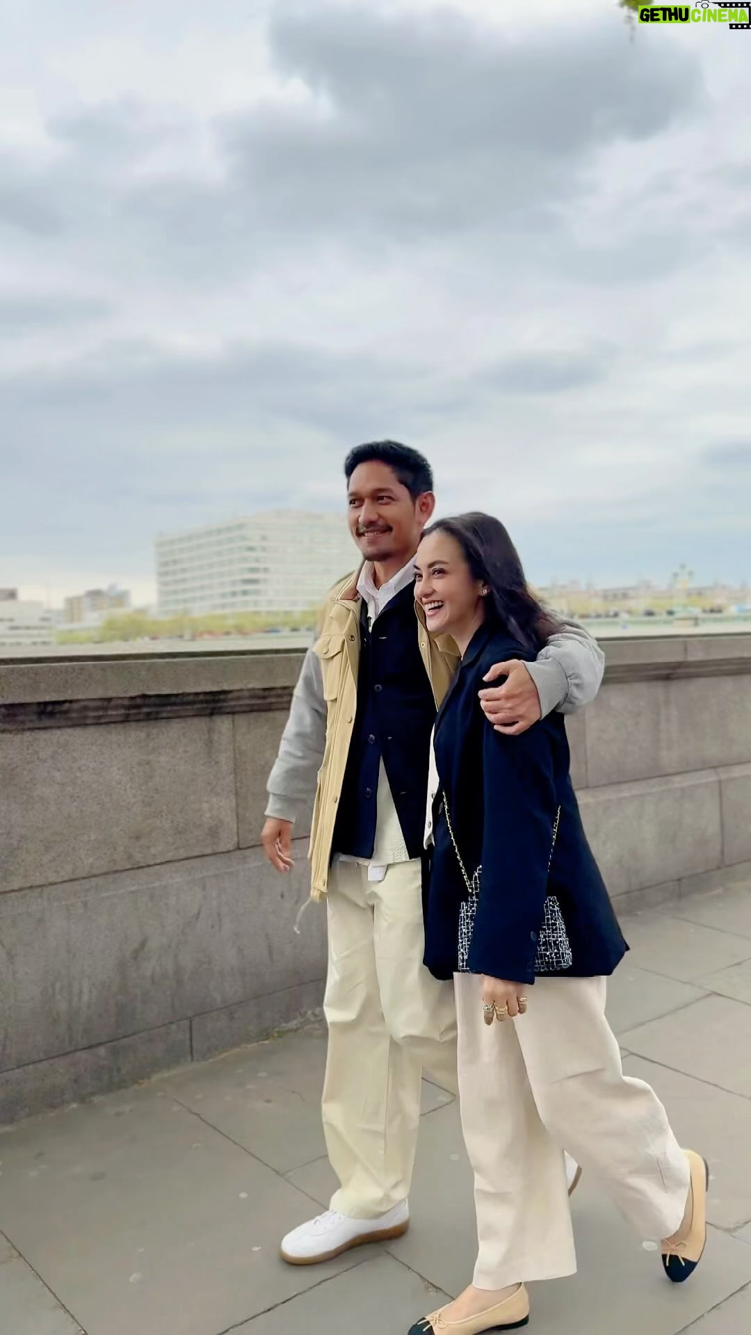 Ririn Ekawati Instagram - Lalu datang kau yang unik
Kau temani aku jalan pelan
Berdampingan tidak buru buru
Gandeng tangan 🤍
•
•
Terima kasih candid manisnya @indratriyudha 🤗