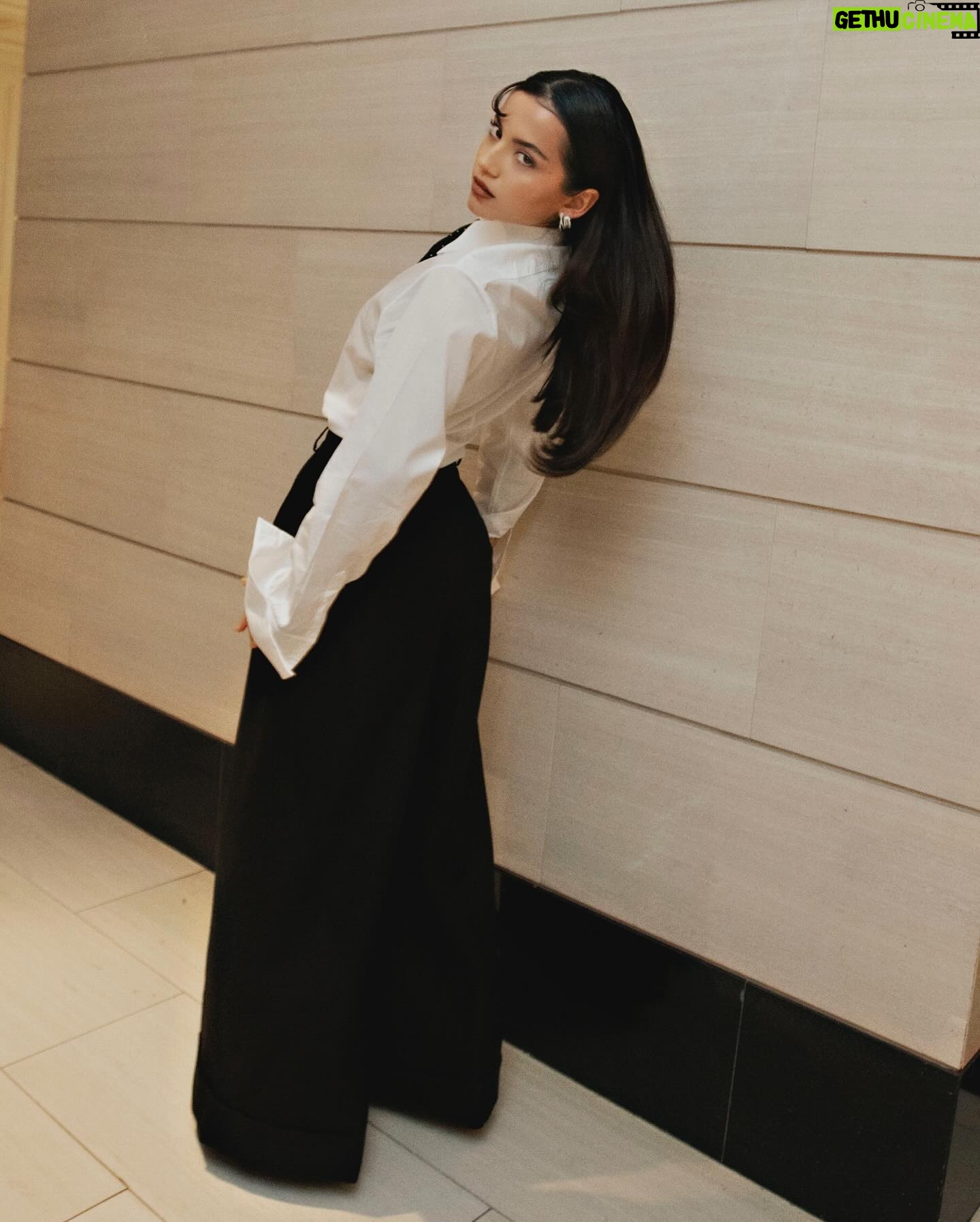 Isabela Merced Instagram - Solos from last night’s premiere of Turtles All the Way Down!! The hype just keeps on expanding, as does my love for this project… thank you @treatmyocd ♥️
Photographer: @_miazaki_
Designer: @dior
Styling: @chloeandchenelle
Styling assistant: @thejustinramirez
Hair: @rickyfraserhair
Makeup: @allanface
Makeup assistant: @matthewrctaylor
Nails: @nails_by_yoko