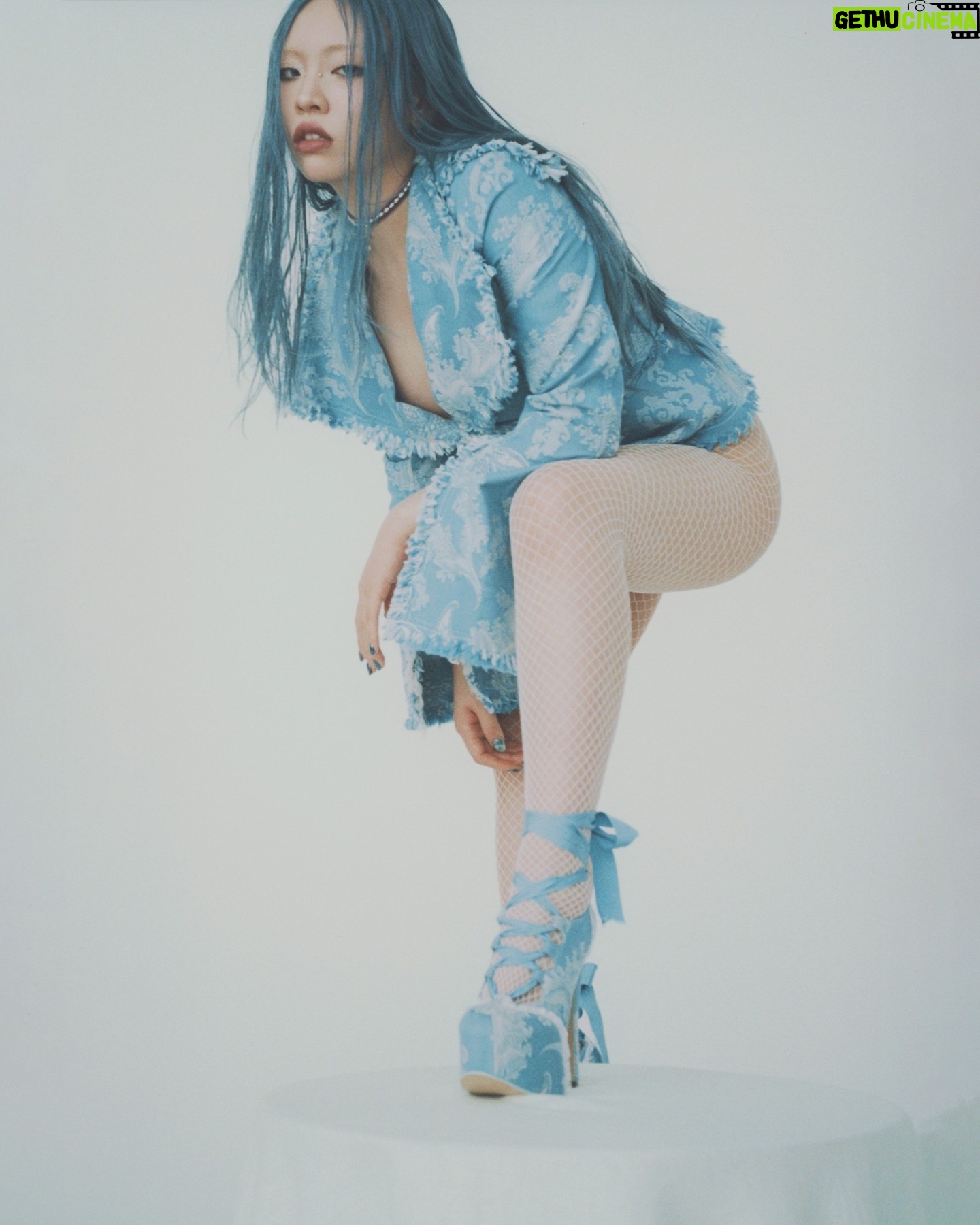 Vivienne Westwood Instagram - South Korean-Japanese artist @minachanxx wears the Worth More jacket from the Spring-Summer 2024 collection, featuring this season's Seaweed Jacquard, as seen in @tfpjp
The motif is reminiscent of the Autumn-Winter 1998 collection, 'Tied To The Mast' - where fabrics appeared salt-stained and sun-bleached to delicate pastels.
Photography by @yuji_w57
Styling by @shoheikashima
#VWSS24