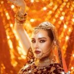 Rhatha Phongam Instagram – มีคนคอทเมนท์มาว่าอยากให้หญิงทำ content Asoka makeup trend จริงๆเห็นคนทำสวยๆเยอะแยะแล้วก็หลังจากกลับมาจากวิ่งมาราธอนที่ลอนดอนก็ติดโควิท  ตอนแรกตั้งใจจะทำพอรู้ว่าเป็นโควิทก็เลยคิดว่า คงไม่ทำละ รอหายป่วยก่อน พอย้อนๆกลับไปดูอัลบั้มรูปก็ไปเจอรูปแม่น้อย แต่งชุดส่าหรี ก็เลยมีความคิดว่า แต่ก่อนเวลาแม่เล่นตลก งานโชว์ตัวแม่ชอบแต่งชุดอินเดียตลอดเลย จริงอิทธิพลความชอบภารตะของแม่น้อยนี่แหละ คือต้นกำเนิดเพลง อีรุงตุงนัง เลยลองชวนแม่มาแต่งชุดนี้อีกครั้ง คุณแม่เห็นคลิปยิ้มน้อย ยิ้มใหญ่อ่านข้อความให้ฟังว่ามีคอมเมนท์ถึงสมัยแม่เล่นเป็น เมตตา ใน มโหสถชาดก ตอนนั้นน้องพิงค์กี้ยัง 6 ขวบเอง ขอบคุณนะคะสำหรับทุกคอมเมนท์ ไม่ค่อยได้ทำ content อะไรเท่าไหร่ช่วงหลังๆมานี้ แต่จะลองกลับมาทำมากขึ้นละ สนุกดี แฮร่ จาจารีจย้าาาาาาาา ❤️😉