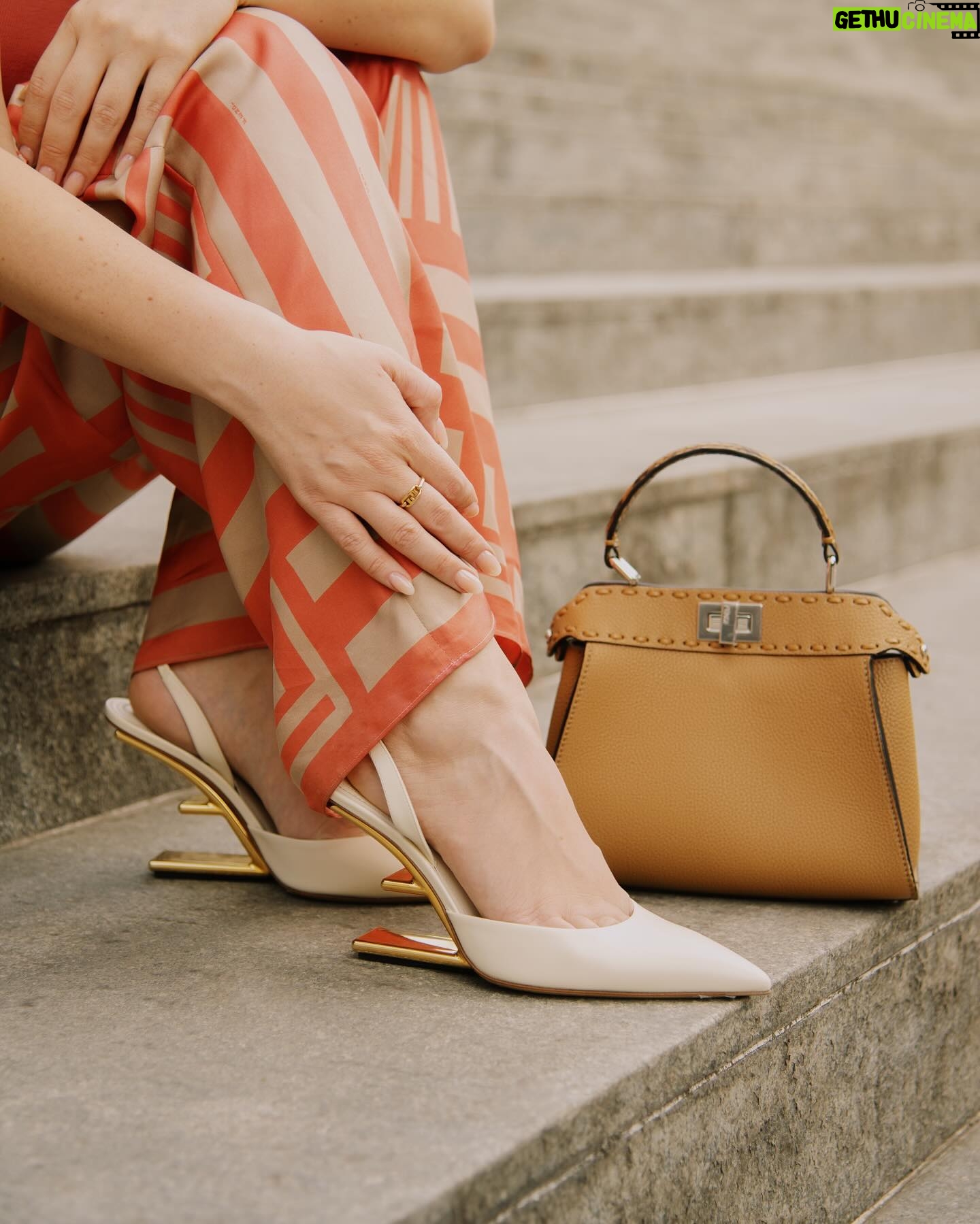 Fabiola Guajardo Instagram - Una máxima de 35° en la ciudad ☀️🟠
#FendiSummer @fendi