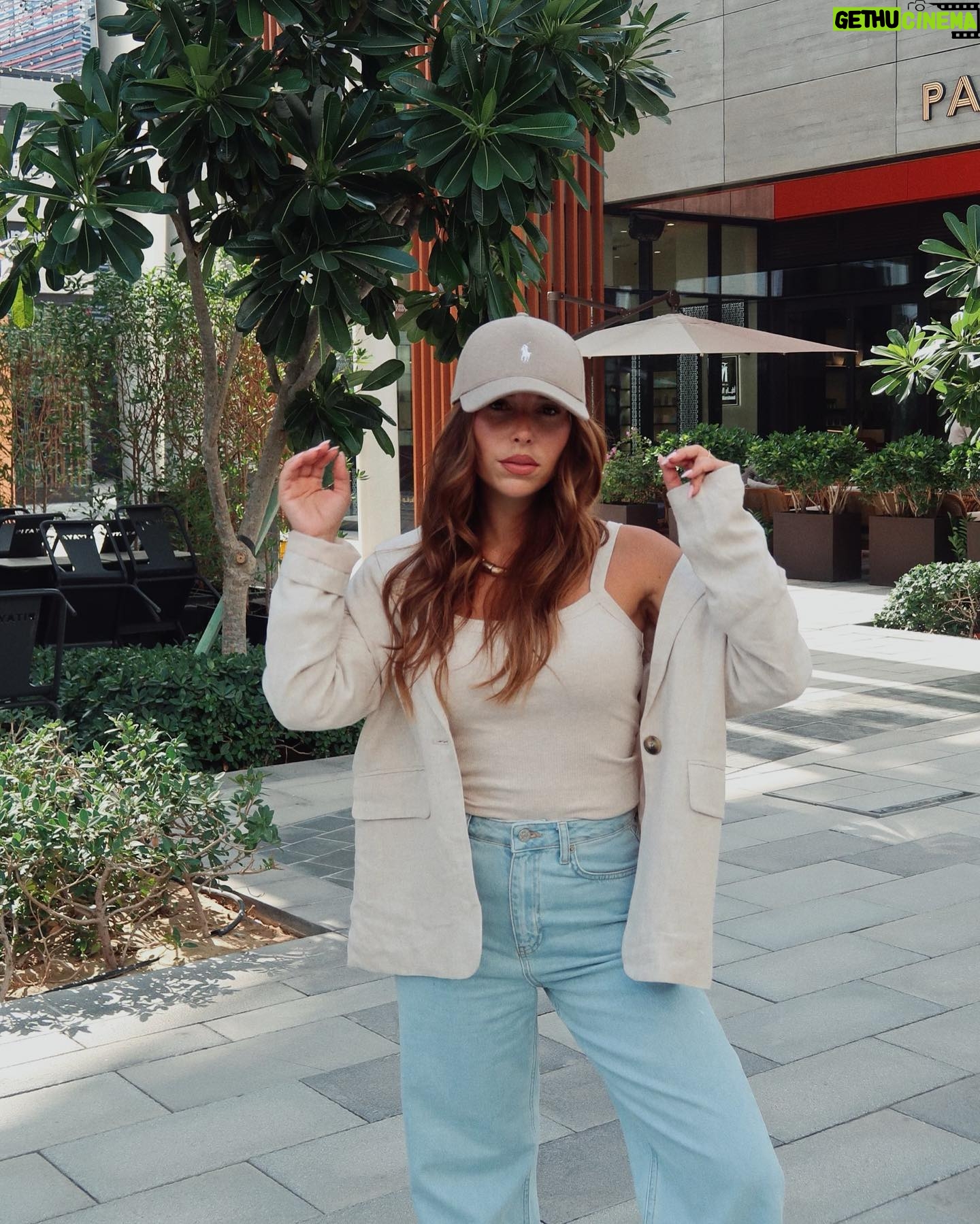Stéphanie Durant Instagram - JEU CONCOURS ☀️🧡Avec les beaux jours, je me suis fait une sélection de vêtements sur Sarenza.com.J’ai trouvé un large choix de pièces pour toute la famille 🥰 Pour en profiter et refaire votre dressing pour le printemps, nous vous proposons de gagner :
• 1 bon d’achat de 1000€
• 3 bons d’achats de 500€
Pour participer :
•Suivez @stephaniedurant, @sarenza et @klarna
Mentionnez un(e) ami(e)à la recherche des dernières tendances mode !
•Repartagez en story pour augmenter vos chances
4 gagnants seront tirés au sort et pourront faire leur sélection sur @sarenza , et si vous n’êtes pas tirés au sort, vous pourrez toujours passer commande et payer en 3 fois sans frais grâce à @klarna !
Fin du concours dimanche 5 mai 🎀
*Concours ouvert à toutes personne résidant en France Métropolitaine
Collaboration commerciale
#sarenza #sarenzastyle #jeu #concours #jeuconcours #klarna