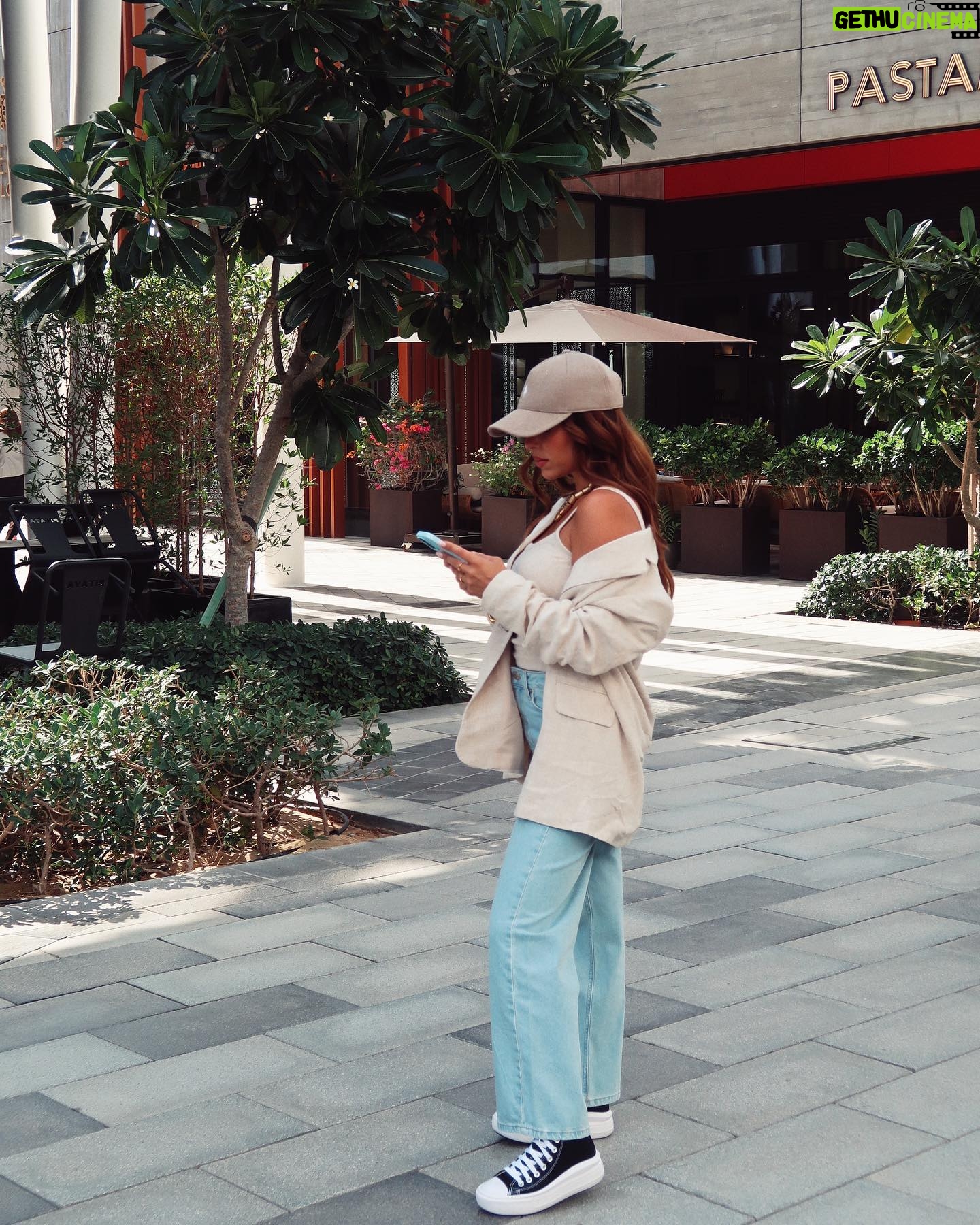 Stéphanie Durant Instagram - JEU CONCOURS ☀️🧡Avec les beaux jours, je me suis fait une sélection de vêtements sur Sarenza.com.J’ai trouvé un large choix de pièces pour toute la famille 🥰 Pour en profiter et refaire votre dressing pour le printemps, nous vous proposons de gagner :
• 1 bon d’achat de 1000€
• 3 bons d’achats de 500€
Pour participer :
•Suivez @stephaniedurant, @sarenza et @klarna
Mentionnez un(e) ami(e)à la recherche des dernières tendances mode !
•Repartagez en story pour augmenter vos chances
4 gagnants seront tirés au sort et pourront faire leur sélection sur @sarenza , et si vous n’êtes pas tirés au sort, vous pourrez toujours passer commande et payer en 3 fois sans frais grâce à @klarna !
Fin du concours dimanche 5 mai 🎀
*Concours ouvert à toutes personne résidant en France Métropolitaine
Collaboration commerciale
#sarenza #sarenzastyle #jeu #concours #jeuconcours #klarna