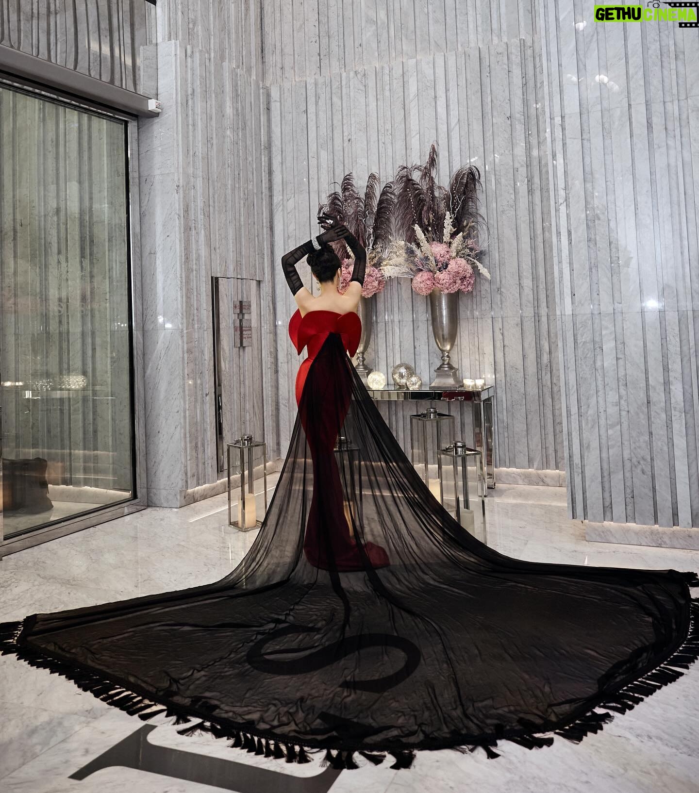 Fan Bingbing Instagram - As-salamu alaykum!
Grateful to be named the EMIGALA 2024 Fashion Icon of the Year š
Dress: @andreabrocca Alta Moda 2024 Spring Summer; coordinated by @wishgui3
High Jewels: @dhamani1969
HMU: @_christopherbu_ @huyiyin8
Photography: @mengqiangfan
PR & Management: @jerseychong @amanetuerdi_
Special thanks to @theemigala @royalseaentertainment @slsdubai