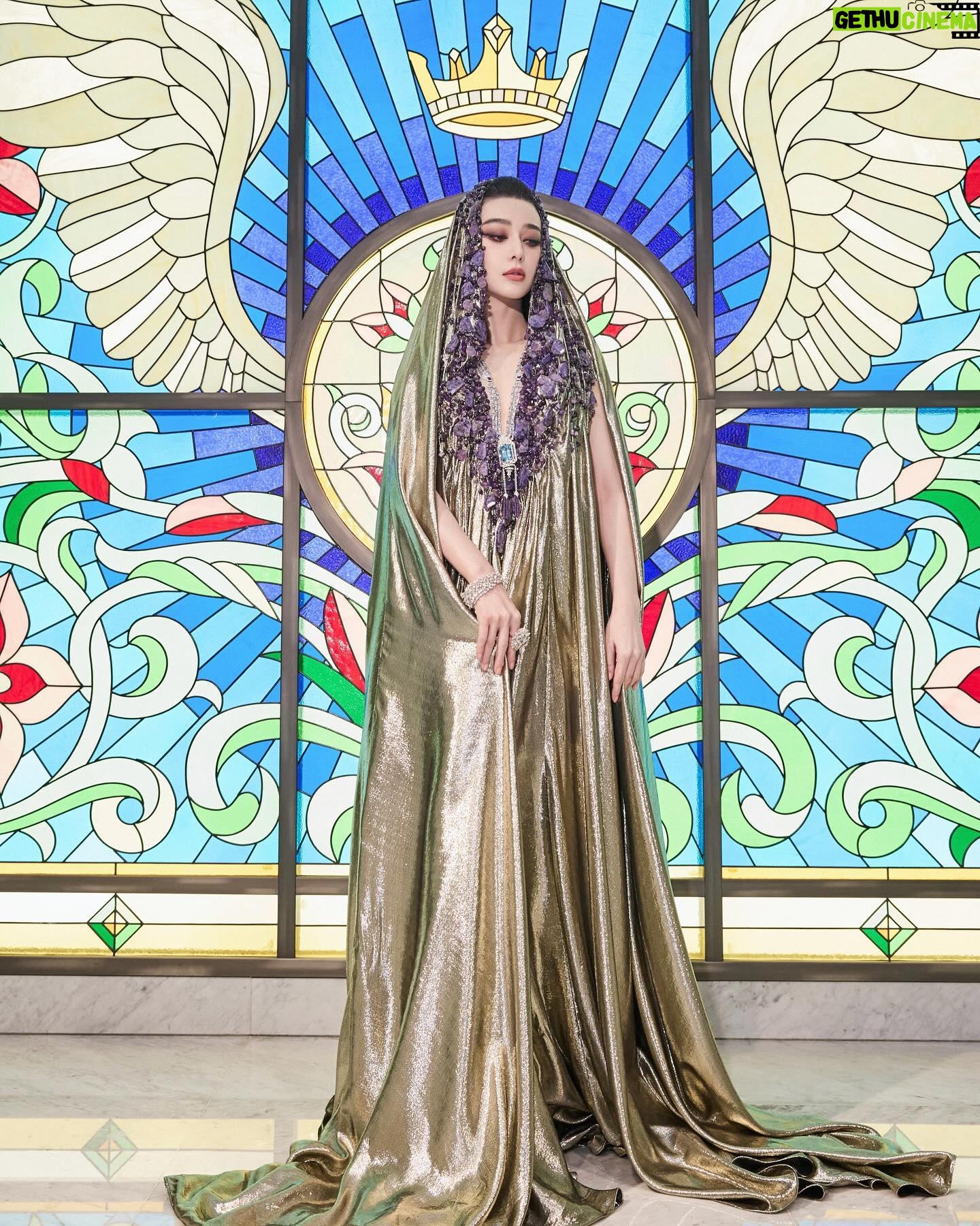 Fan Bingbing Instagram - Dubai calling! Can you feel the energy of this incredible city?
Dress: @stephanerolland_paris 2023 Spring Summer Haute Couture; coordinated by @wishgui3
High Jewels: @dhamani1969
HMU: @_christopherbu_ @huyiyin8
Photography: @mengqiangfan
PR & Management: @jerseychong @amanetuerdi_
Special thanks to @theemigala @royalseaentertainment @slsdubai