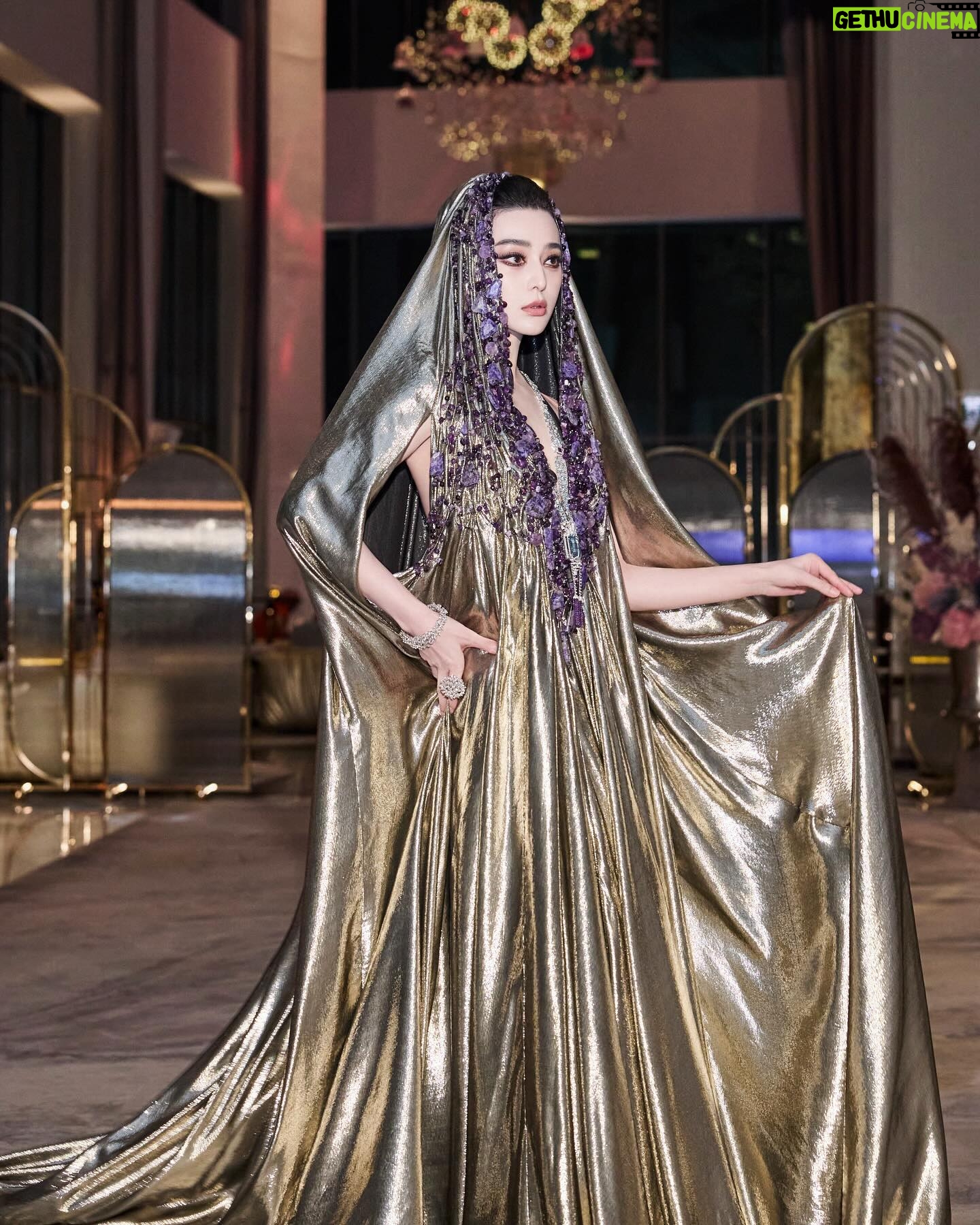 Fan Bingbing Instagram - Dubai calling! Can you feel the energy of this incredible city?
Dress: @stephanerolland_paris 2023 Spring Summer Haute Couture; coordinated by @wishgui3
High Jewels: @dhamani1969
HMU: @_christopherbu_ @huyiyin8
Photography: @mengqiangfan
PR & Management: @jerseychong @amanetuerdi_
Special thanks to @theemigala @royalseaentertainment @slsdubai