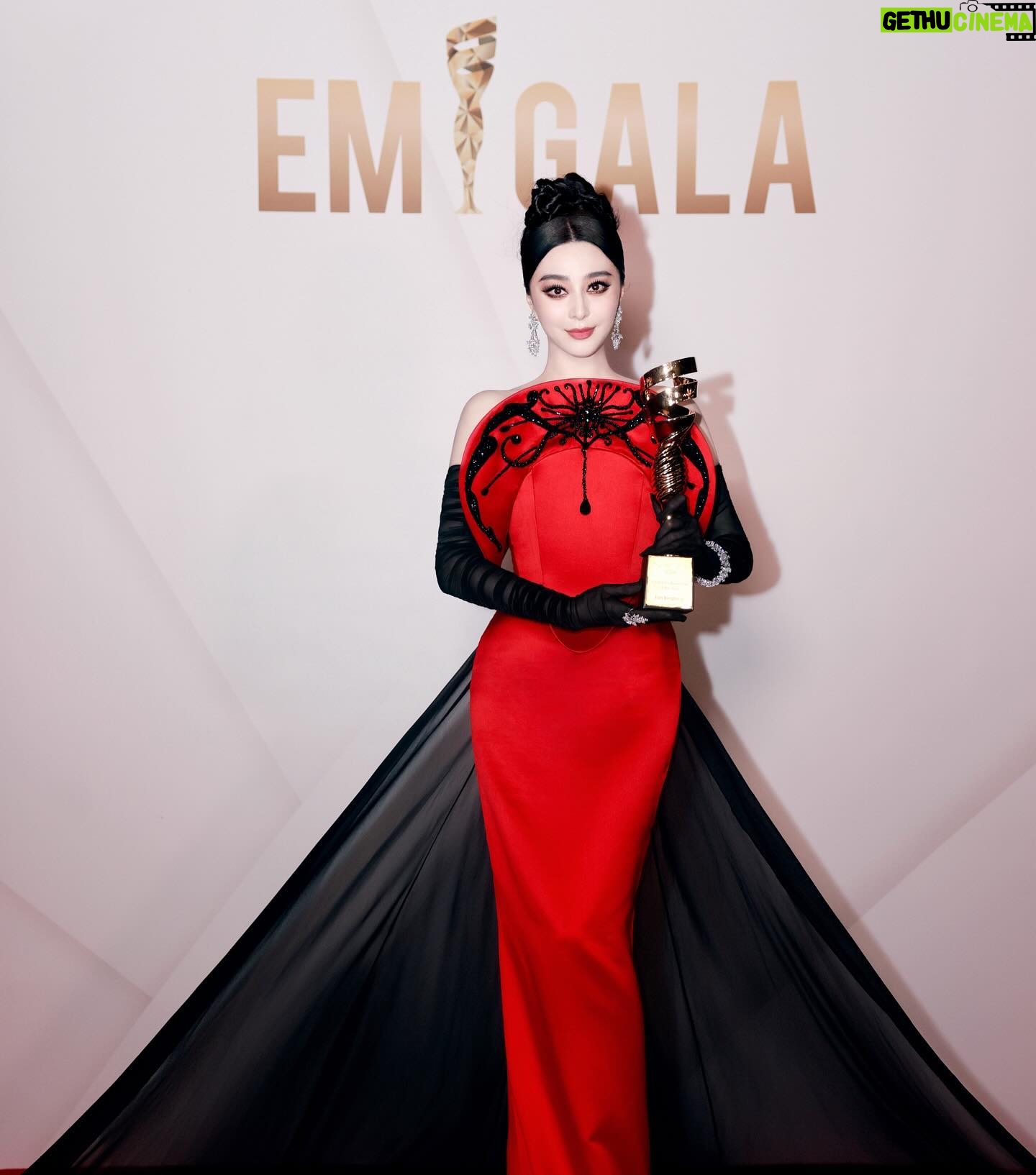 Fan Bingbing Instagram - As-salamu alaykum!
Grateful to be named the EMIGALA 2024 Fashion Icon of the Year š
Dress: @andreabrocca Alta Moda 2024 Spring Summer; coordinated by @wishgui3
High Jewels: @dhamani1969
HMU: @_christopherbu_ @huyiyin8
Photography: @mengqiangfan
PR & Management: @jerseychong @amanetuerdi_
Special thanks to @theemigala @royalseaentertainment @slsdubai