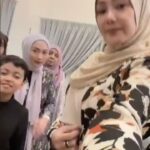 Erra Fazira Instagram - 2 minggu raya.. baru kami dpt berkumpul .. 😁
Sambil meraikan belated birthday kak @intanzabidin 😍🥰
.
Simpan sini buat kenangan.. 🥰🥰🥰