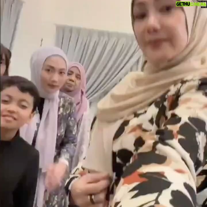 Erra Fazira Instagram - 2 minggu raya.. baru kami dpt berkumpul .. 😁
Sambil meraikan belated birthday kak @intanzabidin 😍🥰
.
Simpan sini buat kenangan.. 🥰🥰🥰