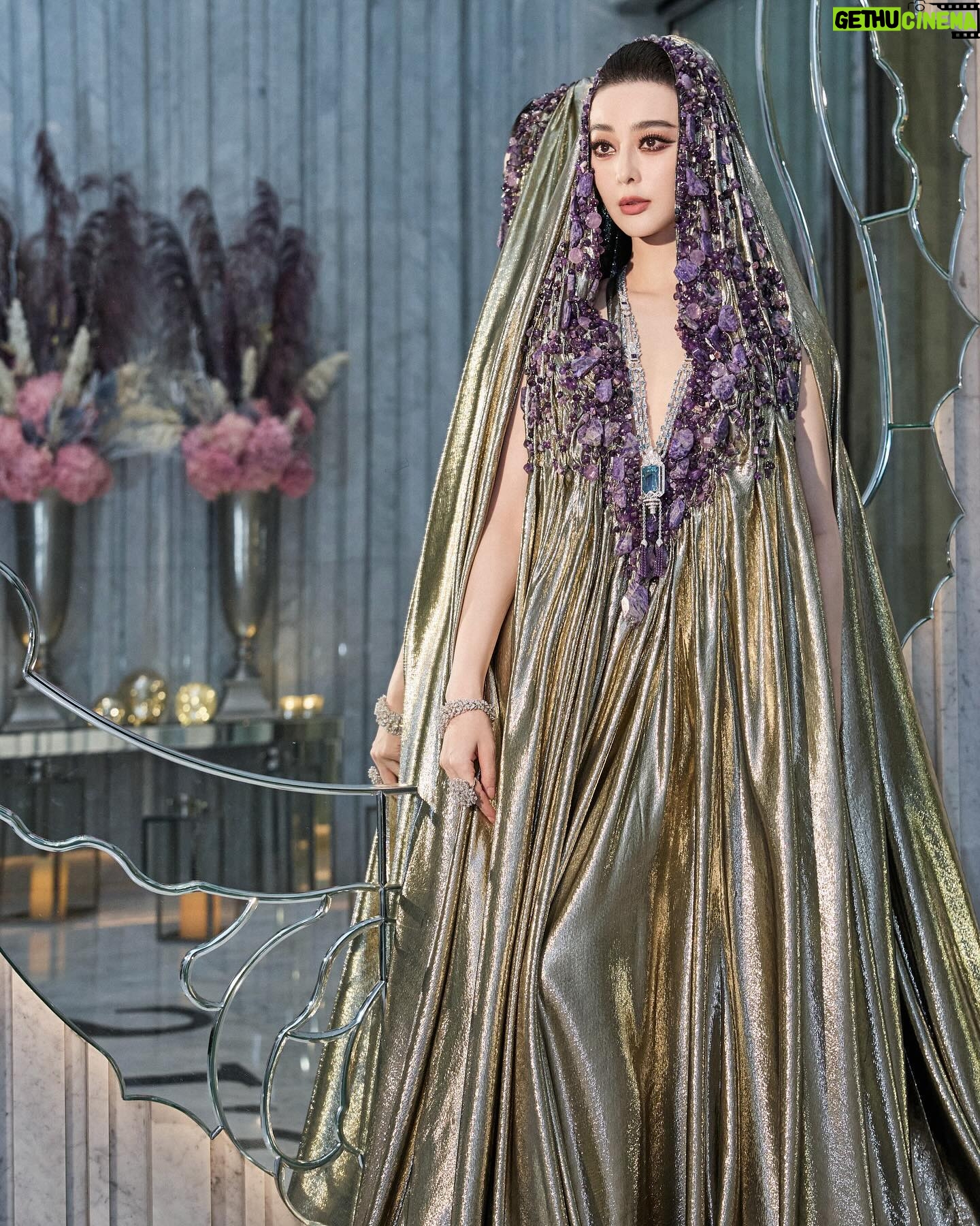 Fan Bingbing Instagram - Dubai calling! Can you feel the energy of this incredible city?
Dress: @stephanerolland_paris 2023 Spring Summer Haute Couture; coordinated by @wishgui3
High Jewels: @dhamani1969
HMU: @_christopherbu_ @huyiyin8
Photography: @mengqiangfan
PR & Management: @jerseychong @amanetuerdi_
Special thanks to @theemigala @royalseaentertainment @slsdubai